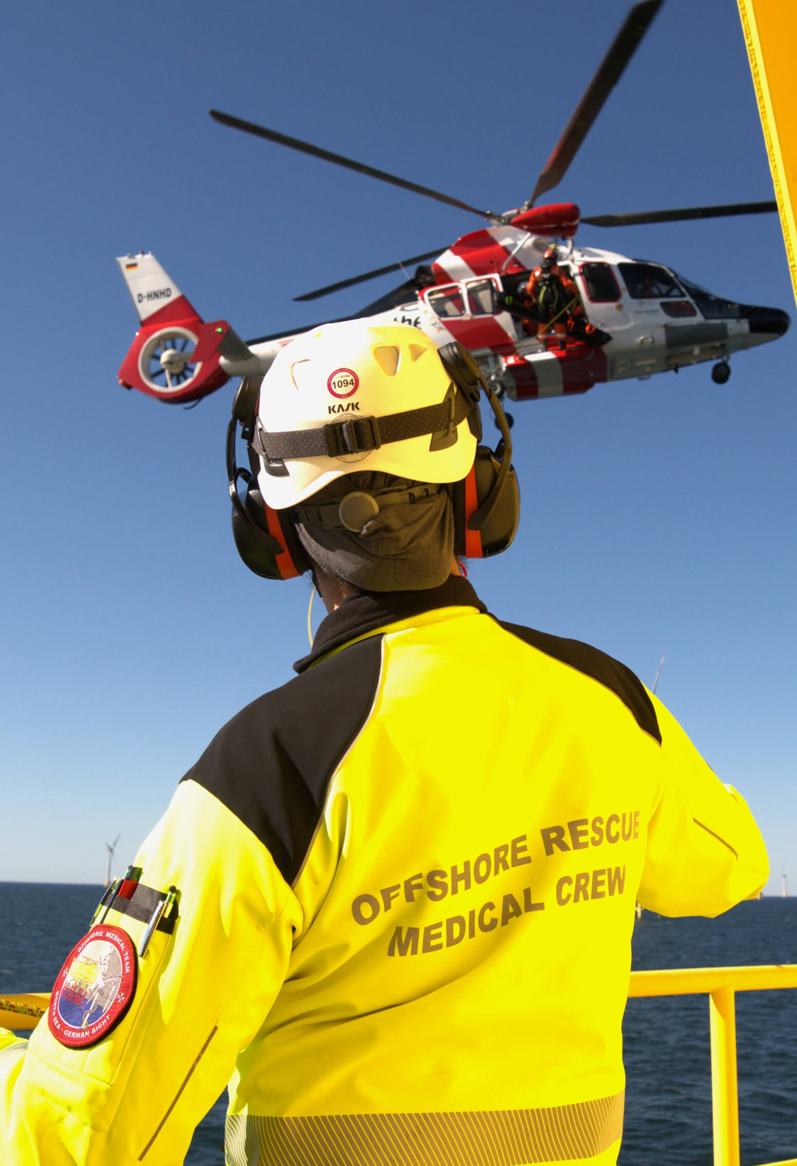 Person Offshore vor Rettungshelikopter